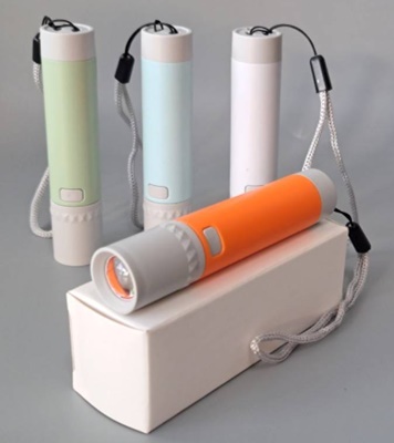 ไฟฉายพกพา หลอด LED พร้อมสายคล้อง ชาร์จไฟ โดยสายชาร์จ USB Type C ปรับไฟได้ 3 ระดับ สว่างมาก, สว่าง และ ไฟกระพริบ ขนาดไฟฉาย : 9.5 x 2 cm.